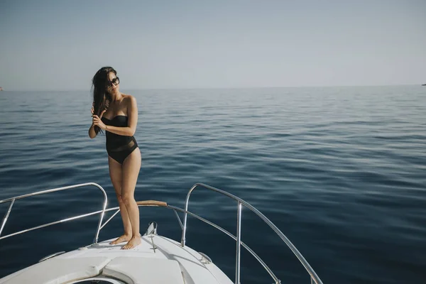 Söt Ung Kvinna Badkläder Stående Yacht Front — Stockfoto
