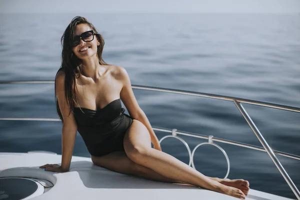 Söt Ung Kvinna Badkläder Och Solglasögon Sitter Yacht Däck — Stockfoto