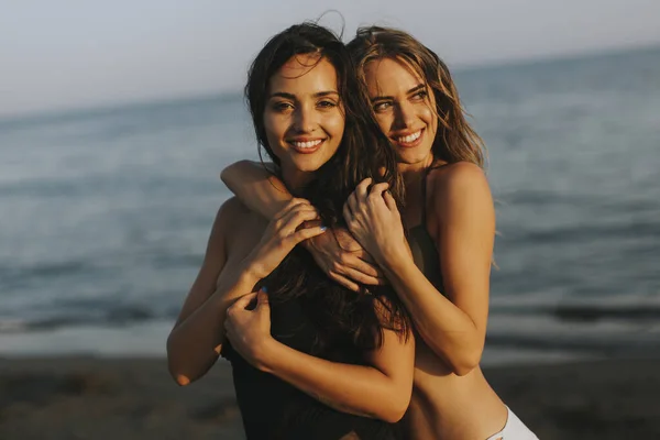 Två Vackra Unga Kvinnor Som Har Roligt Sommarsemester Stranden — Stockfoto