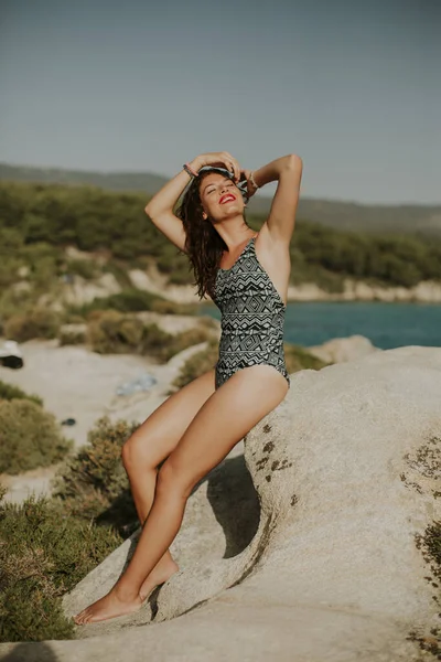 Pretty Young Woman Bikini Sitting Rock Sea — Stock Photo, Image