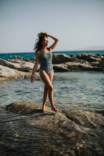 Mooie Jonge Vrouw Bikini Lopen Rotsen Door Zee — Stockfoto