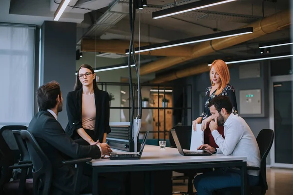 Grupp Unga Affärsmän Som Arbetar Och Kommunicerar Tillsammans Det Kreativa — Stockfoto