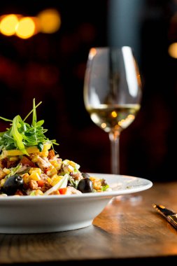 Masada zeytinli, mısırlı, roketli, beyaz şaraplı ton salatası.