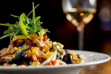 Masada zeytinli, mısırlı, roketli, beyaz şaraplı ton salatası.