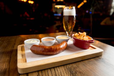 Ahşap tabakta soslu ve patatesli.