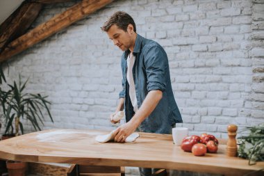 Yakışıklı genç adam kırsal mutfakta para kazanıyor.