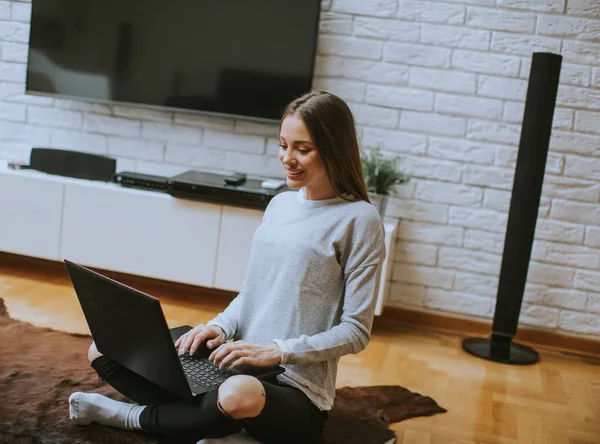 Pretty Young Yoman Websurfing Laptop Floor Apartment — ストック写真