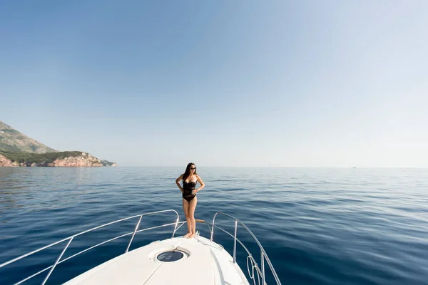 Söt Ung Kvinna Badkläder Stående Yacht Front — Stockfoto