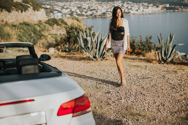 Hübsche Junge Frau Fuß Zum Cabrio Meer — Stockfoto