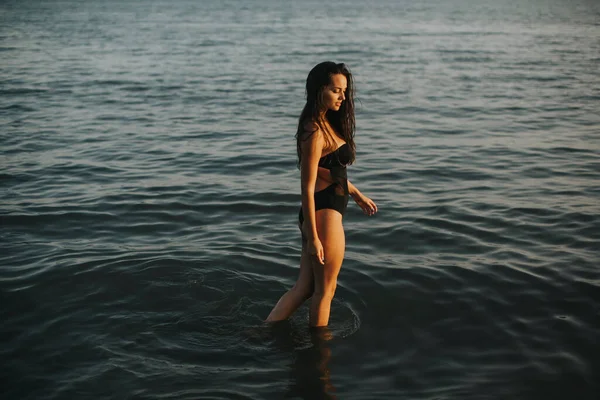 Красивая Молодая Женщина Гуляющая Воде Пляже — стоковое фото