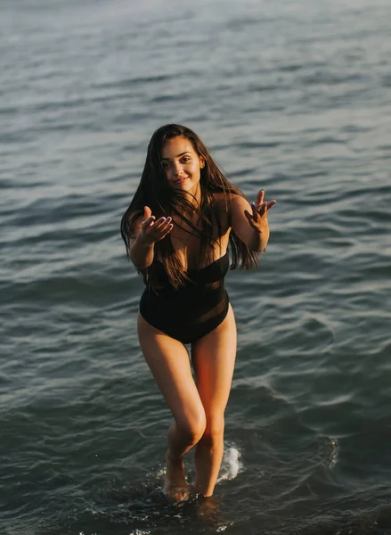 Bella Giovane Donna Che Cammina Acqua Spiaggia — Foto Stock