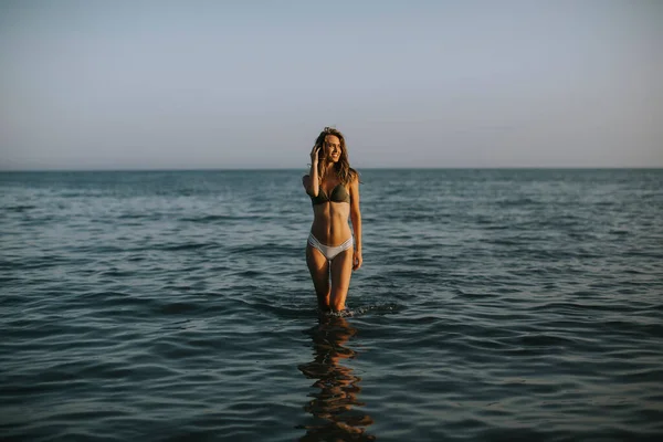 Красивая Молодая Женщина Гуляющая Воде Пляже — стоковое фото