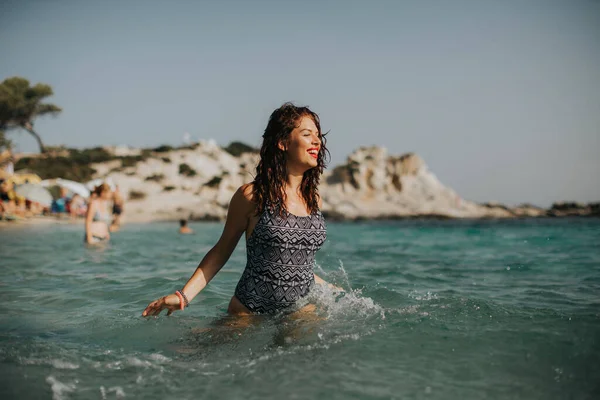 Mooie Jonge Vrouw Wandelen Het Warme Zeewater Zomer — Stockfoto