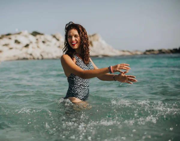 Mooie Jonge Vrouw Wandelen Het Warme Zeewater Zomer — Stockfoto