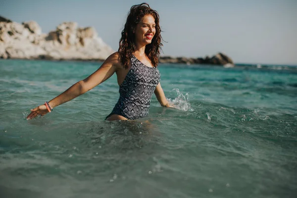 Mujer Joven Bonita Caminando Agua Caliente Del Mar Verano — Foto de Stock