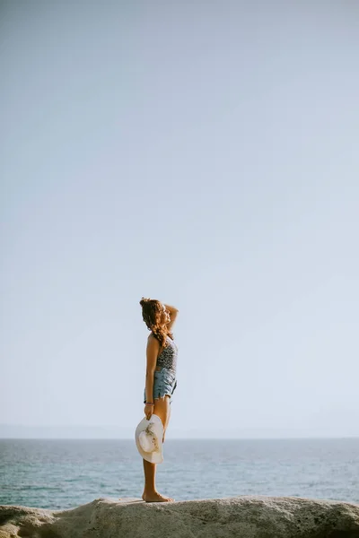 Mulher Bonita Biquíni Sobre Pedras Junto Mar — Fotografia de Stock