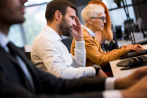 Jonge Bezorgde Zakenman Werkt Computer Modern Kantoor — Stockfoto