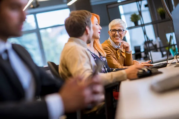 Gruppe Von Geschäftsleuten Arbeitet Gemeinsam Einem Computer — Stockfoto