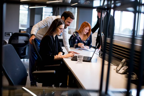 Grupp Unga Affärsmän Arbetar Tillsammans Bärbar Dator — Stockfoto