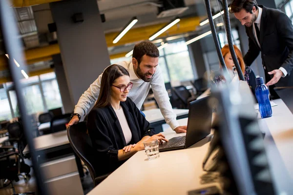 Grupp Unga Affärsmän Arbetar Tillsammans Bärbar Dator — Stockfoto