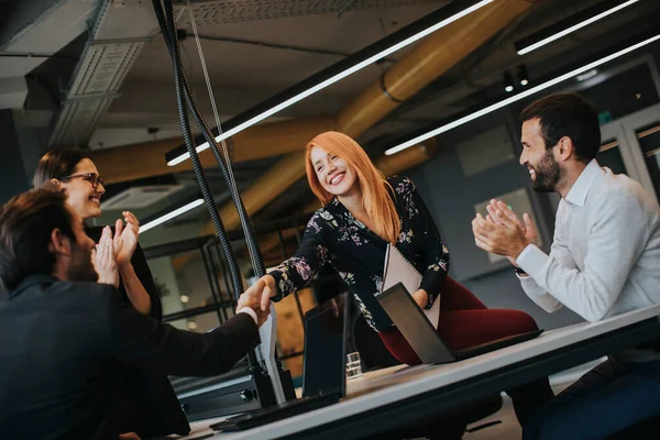 Utsikt Över Affärsman Verkställande Grupp Möte Med Andra Affärsmän Och — Stockfoto