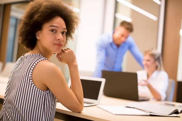 Mulher Americana Africana Muito Jovem Sentado Usando Laptop Escritório Moderno — Fotografia de Stock