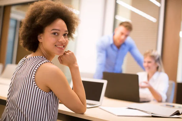 Pretty Young African American Woman Sitting Using Laptop Modern Office — Stock Photo, Image