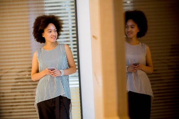 Sonriente Joven Mujer Negocios Afroamericana Usando Teléfono Móvil Oficina — Foto de Stock