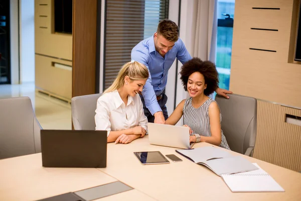 Visa Grupp Unga Företagare Som Arbetar Ett Modernt Kontor — Stockfoto