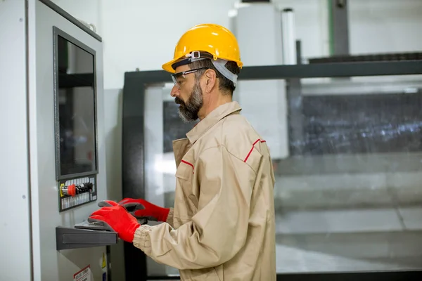 Porträtt Mogna Mansmaskiner Modern Träfabrik Står Vid Manöverpanelen — Stockfoto