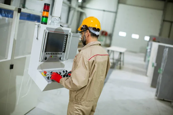 Portrait Homme Mûr Utilisant Des Unités Machine Dans Usine Bois — Photo