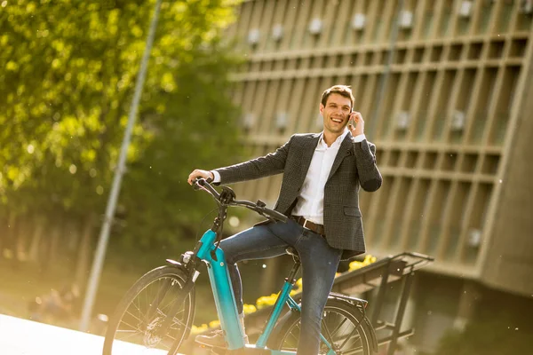 Handosme Joven Hombre Negocios Ebike Utilizando Teléfono Móvil — Foto de Stock