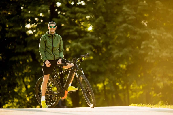 Schöner Junger Mann Mit Bike Mountainbike Mit Elektrobatterie Park — Stockfoto
