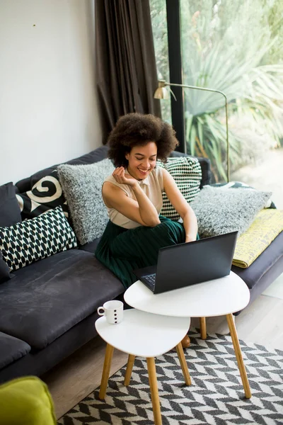 Mooie Jonge Dame Met Krullend Haar Werk Notebook Terwijl Zitten — Stockfoto