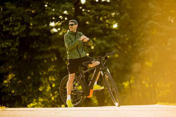 Schöner Junger Mann Reitet Bike Der Natur — Stockfoto