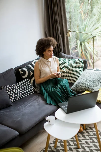 Aantrekkelijke Jonge Krullend Haar Vrouw Werken Laptop Met Behulp Van — Stockfoto