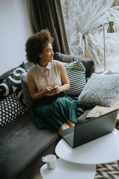 Hübsche Junge Dame Mit Lockigem Haar Arbeitet Notizbuch Während Sie — Stockfoto