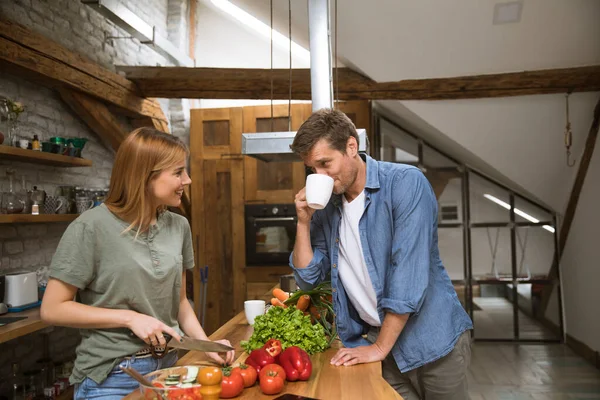 Amar Pareja Joven Cortar Verduras Juntos Cocina Rústica — Foto de Stock