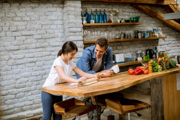 Unge Far Och Hans Söta Dotter Tjänar Pengar Rustika Hemkök — Stockfoto