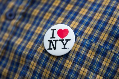 BELGRAD, SERBIA - 28 Nisan 2020: Rozetteki New York logosunu seviyorum. Bu logo, 1977 'den beri New York eyaletinde turizmi desteklemek için kullanılan bir reklam kampanyasının temeli..