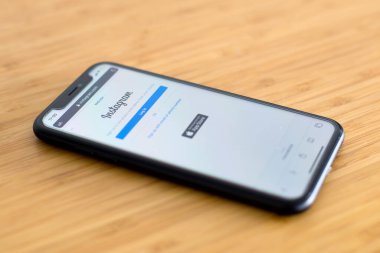 BELGRAD, SERBIA - 9 Mart 2020: Sosyal ağ servisi Instagram ile cep telefonu. Instagram bir Amerikan fotoğraf ve video paylaşım sosyal ağ hizmetidir..
