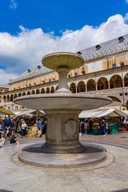 PADUA, İtalya - 25 Mayıs 2019: Padua, İtalya 'daki Piazza delle Erbe' de küçük bir fıskiye. Bu meydan Roma İmparatorluğu zamanında kasabanın forumuydu.