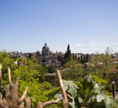 Gürcistan 'ın Kutaisi kentindeki Khareba Kilisesi' nin uzak manzarası