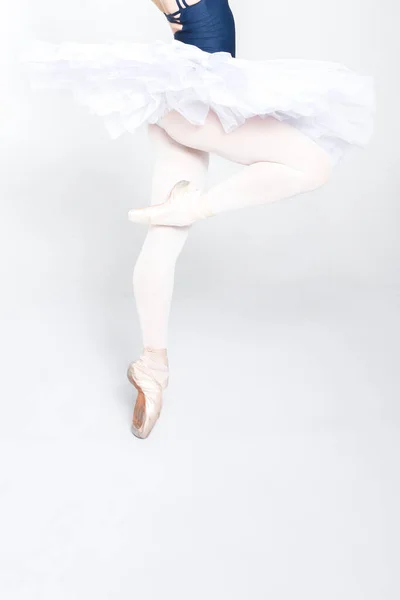 Junge Ballerina Übt Balletteinlagen Studio — Stockfoto