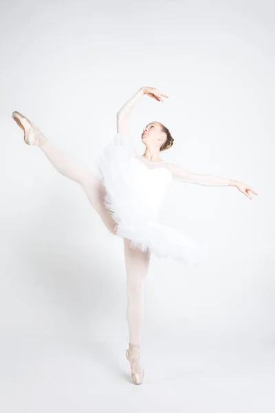 在演播室练习芭蕾舞的年轻芭蕾舞演员 — 图库照片