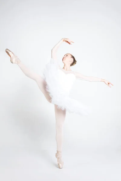 Junge Ballerina Übt Balletteinlagen Studio — Stockfoto