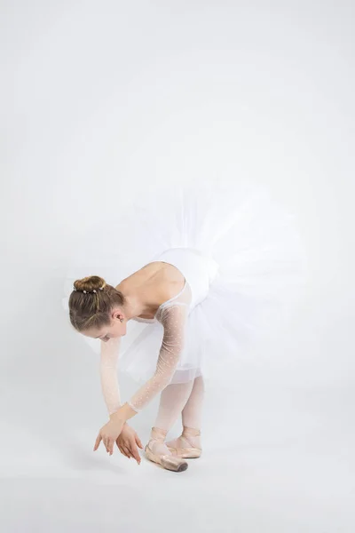 Joven Bailarina Practicando Movimientos Ballet Estudio —  Fotos de Stock