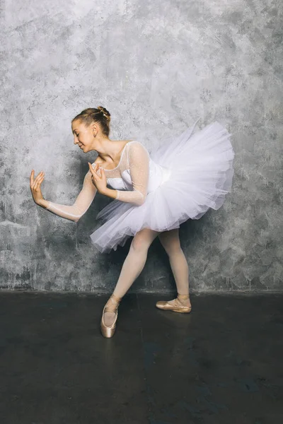 Досить Молода Балерина Танцює Класичний Балет Старій Сільській Стіні — стокове фото