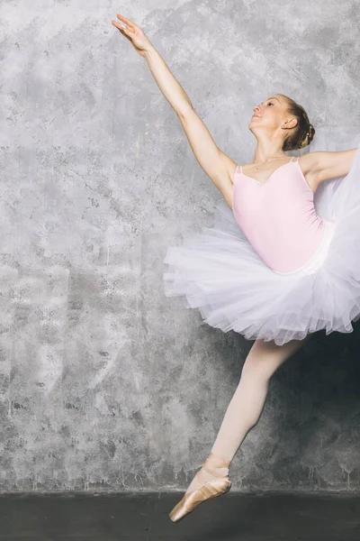 Bastante Joven Bailarina Bailando Ballet Clásico Contra Vieja Pared Rústica —  Fotos de Stock