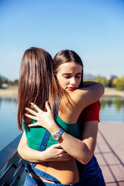 Молодая Женщина Обнимает Поддерживает Свою Лучшую Подругу Берегу Озера — стоковое фото
